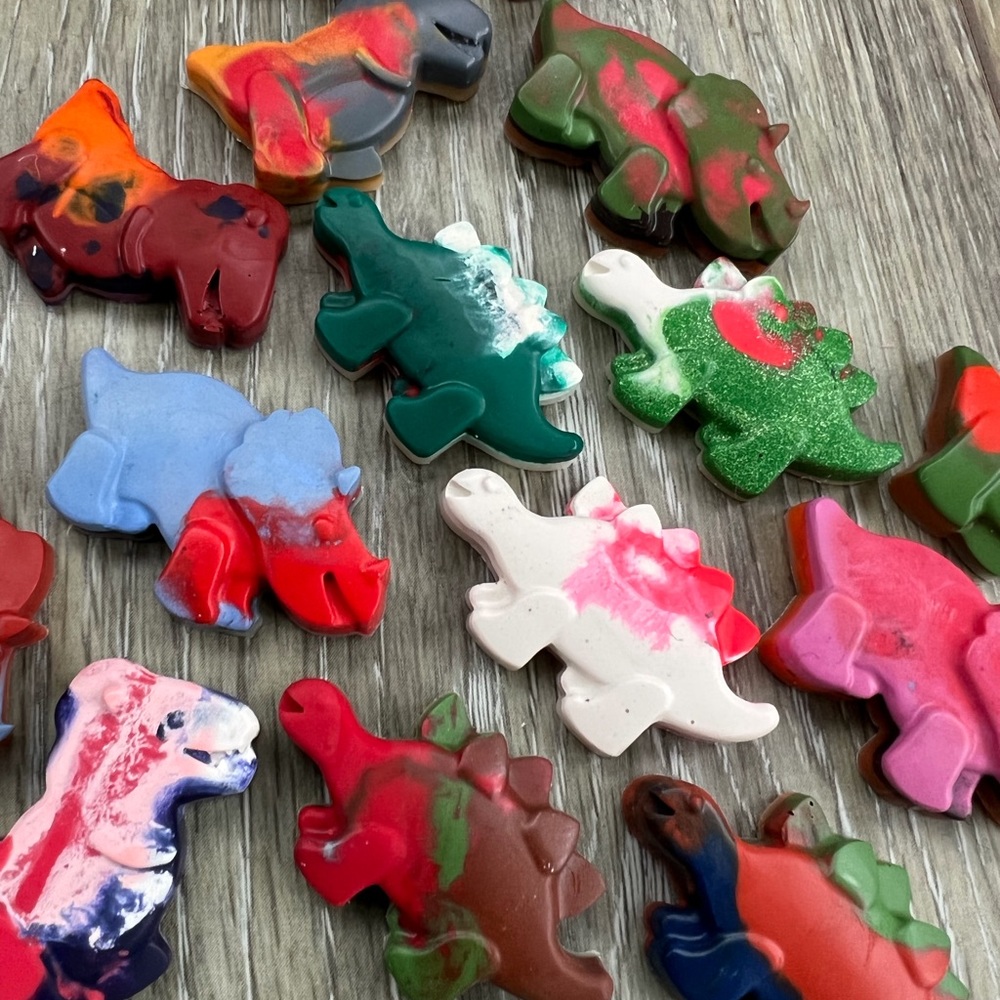 Set of 24 dinosaurs shaped crayons